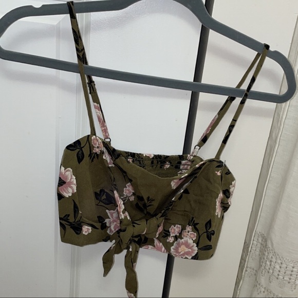 3/$15 NWT Green Floral Crop Top Tie Front Detail - Picture 2 of 4